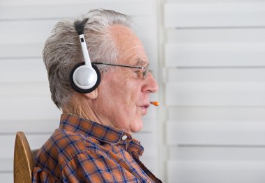 kulaklık ile yaşlı adam