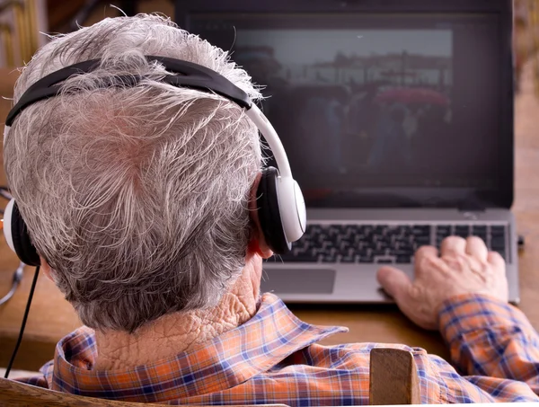 Gammal man med laptop — Stockfoto