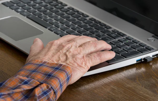 Viejo usando el ordenador portátil — Foto de Stock