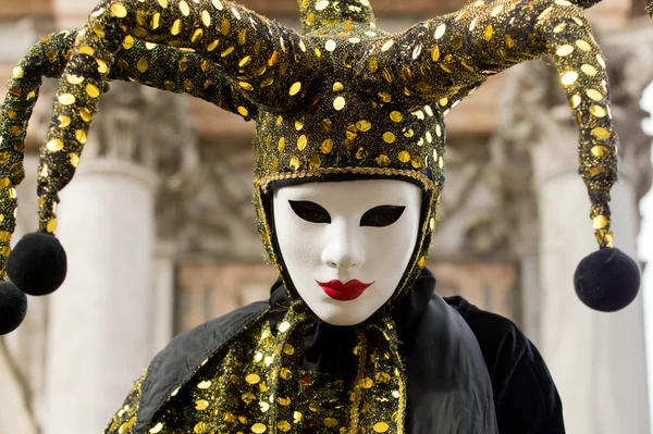 Traje de bobo Máscara festiva no Carnaval de Veneza — Fotografia de Stock