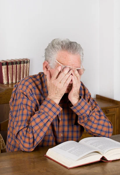 Cansado de leer — Foto de Stock