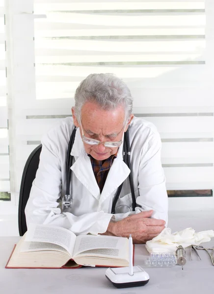 Starszy lekarz badania — Zdjęcie stockowe