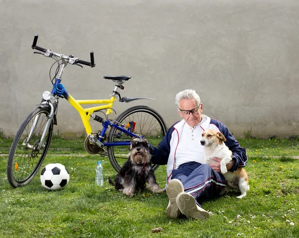 Старший мужчина с собаками — стоковое фото