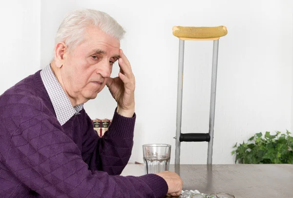 Alter Mann mit Kopfschmerzen — Stockfoto