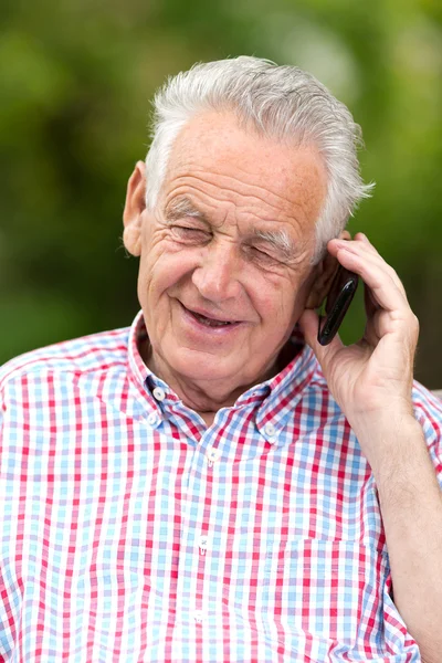 Hombre mayor con teléfono celular — Foto de Stock
