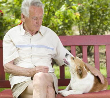 Köpeğiyle kıdemli bir adam.