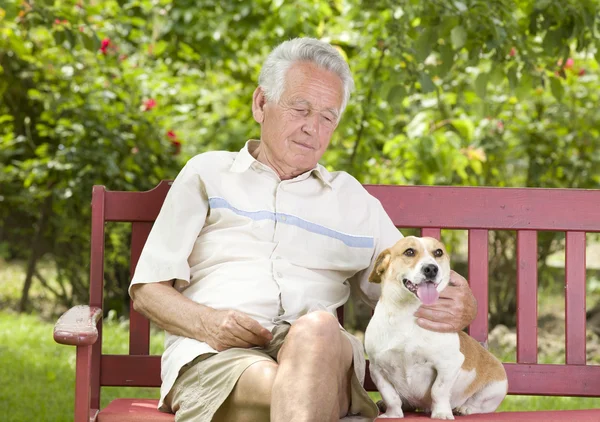 Senior avec son chien — Photo