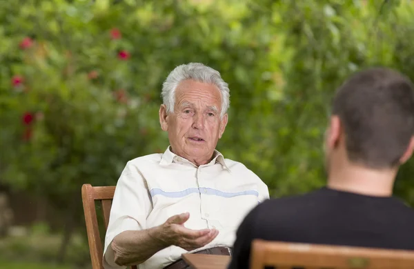 Conversando no jardim — Fotografia de Stock