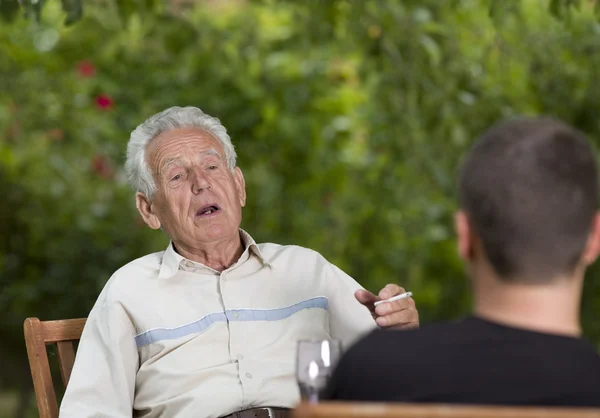 Chatting in garden — Stock Photo, Image