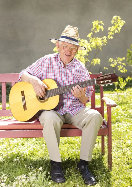 Senior mit Gitarre — Stockfoto