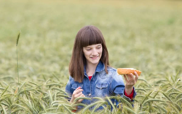 Mädchen im Weizenfeld — Stockfoto