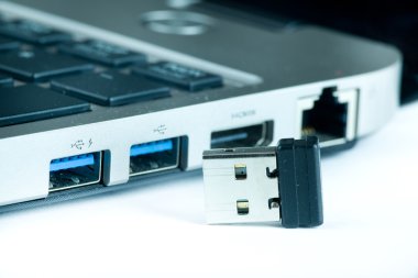 USB liman üstünde laptop