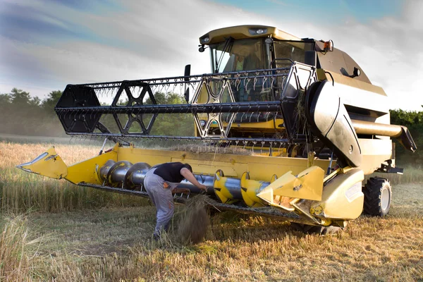 Fixing combine harvester — Stock Photo, Image