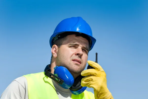 Operaio con walkie talkie — Foto Stock