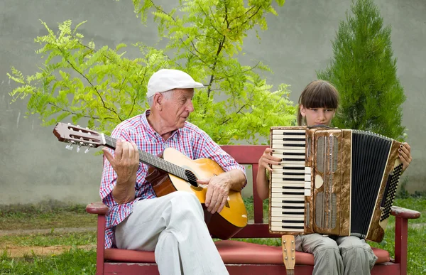 Gitar ve akordeon — Stok fotoğraf