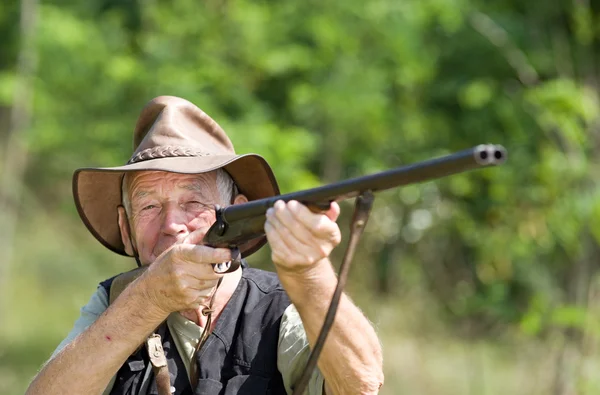 Chasseur avec fusil de chasse — Photo