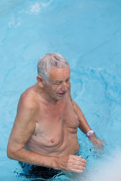 Alter mann im pool — Stockfoto