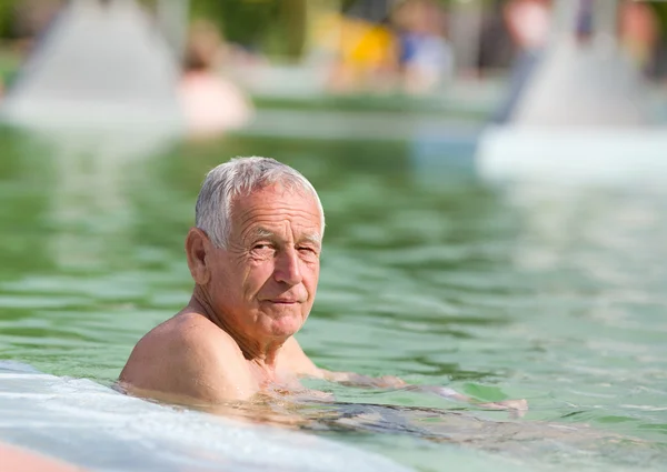 Gammal man i poolen — Stockfoto