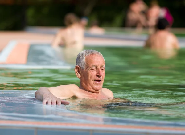 Alter mann im pool — Stockfoto