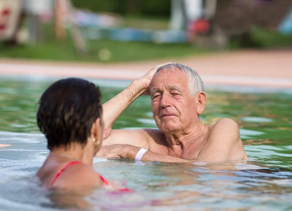 Couple in the pool — Stock Photo, Image