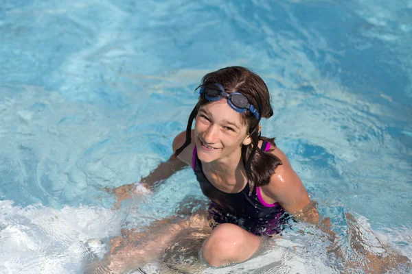 Happy girl in pool — Stock Photo, Image