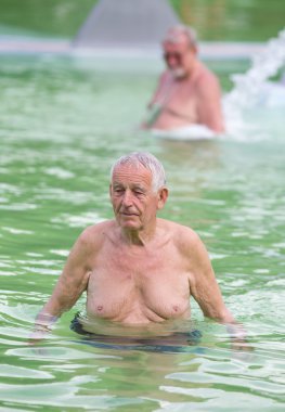 yaşlı adam havuzda