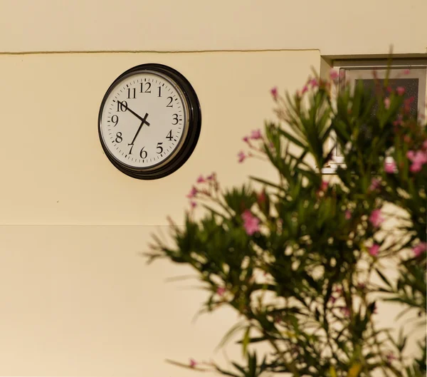 Reloj analógico en la pared — Foto de Stock