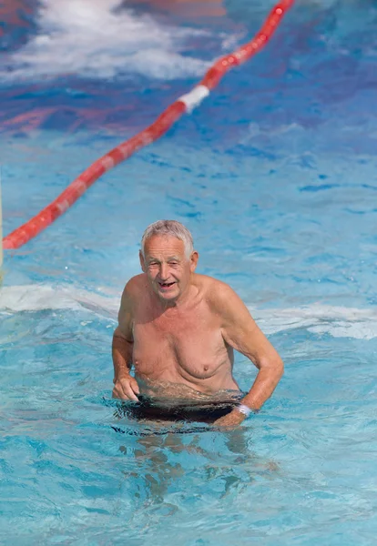 Alter mann im pool — Stockfoto