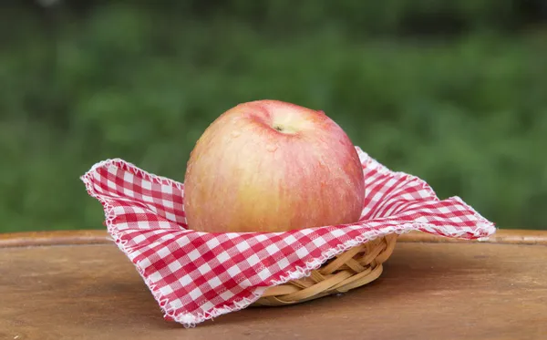 Яблоко в корзине — стоковое фото