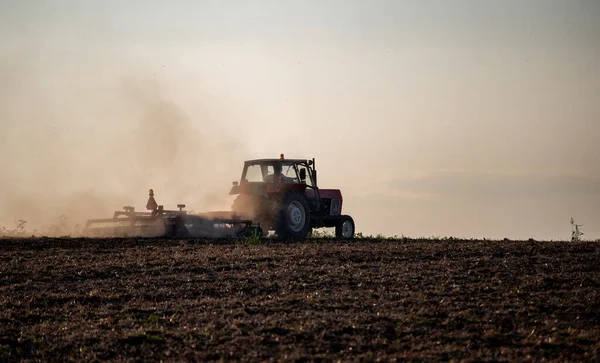 Traktor Pflügt Feld Bei Sonnenuntergang Spätsommer — Stockfoto