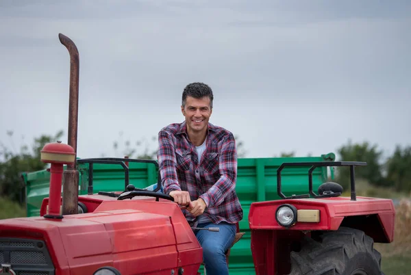 Atrakcyjny Mężczyzna Uśmiechający Się Kamery Terenie Późnym Latem Przystojny Rolnik — Zdjęcie stockowe