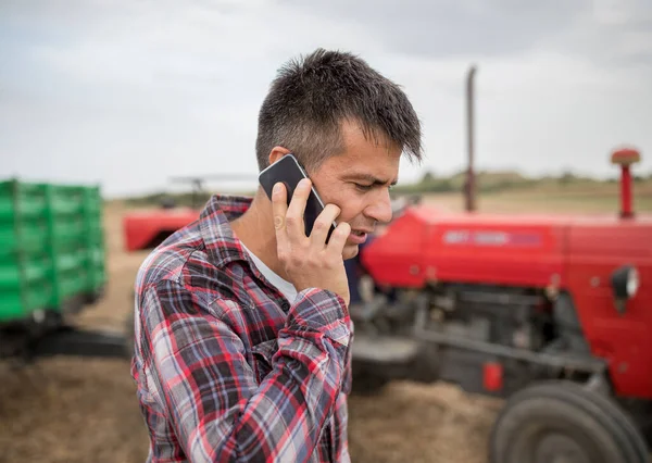 Aantrekkelijke Jonge Boer Die Telefoneert Terwijl Hij Buiten Het Geoogste — Stockfoto
