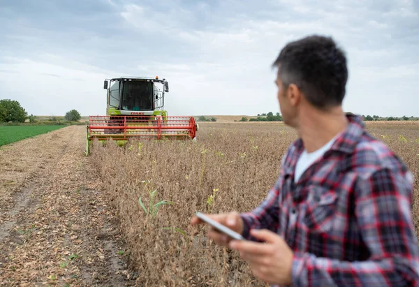 Kljajicevo Vojvodina Serbia 2021年9月16日 大豆収穫時のコンバイン ハーベスター前に立つ未定義農家 — ストック写真