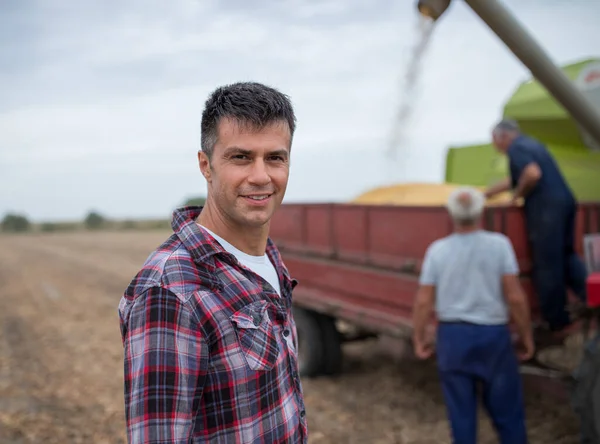 Attractive Young Agronomist Standing Harvested Field Looking Camera Two Senior — Stock Photo, Image