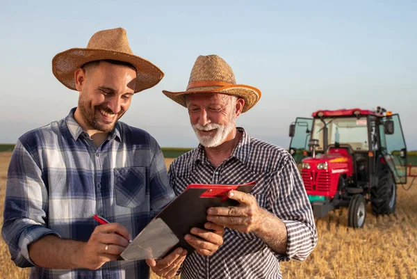 Zufriedener Bauer Bei Der Vertragsunterzeichnung Lächelnd Auf Dem Abgeernteten Feld — Stockfoto