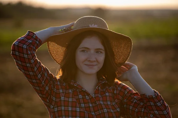 Attractive Redhead Farmer Smiling Sunset Portrait Girl Standing Field Holding — Stock Photo, Image