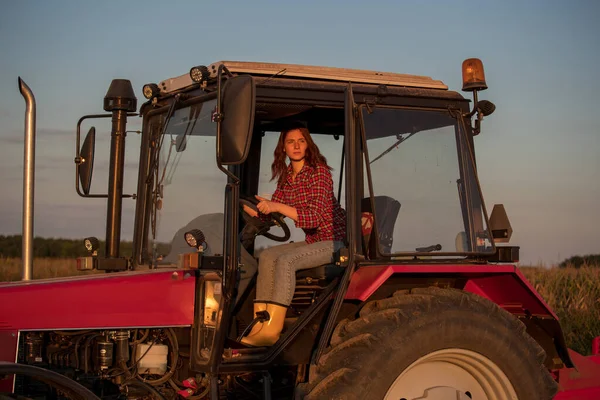 Mujer Joven Bonita Usando Maquinaria Campo Atardecer Atractiva Agricultora Trabajando —  Fotos de Stock