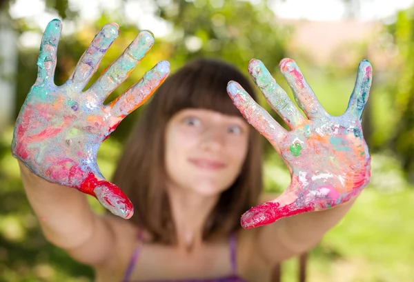 Ragazza con le mani dipinte — Foto Stock