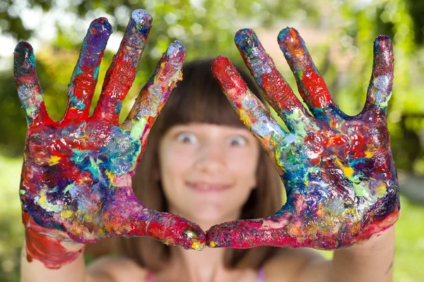 Κορίτσι με ζωγραφισμένα χέρια — Φωτογραφία Αρχείου