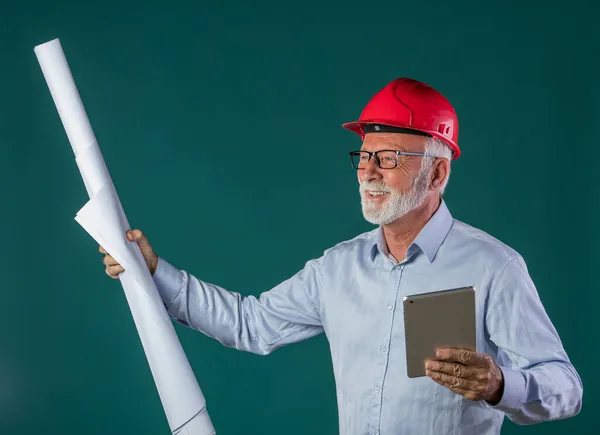 Retrato Engenheiro Sênior Vestindo Chapéu Duro Segurando Plantas Rolo Tablet — Fotografia de Stock