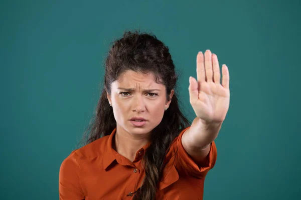 Ładna Młoda Kobieta Pokazuje Dłoń Jako Znak Stopu Gest Dłoni — Zdjęcie stockowe