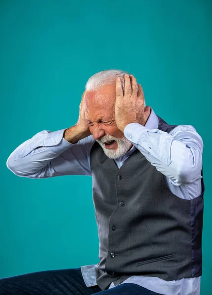 Homem Velho Frustrado Com Cabelos Brancos Barba Mãos Dadas Orelhas — Fotografia de Stock