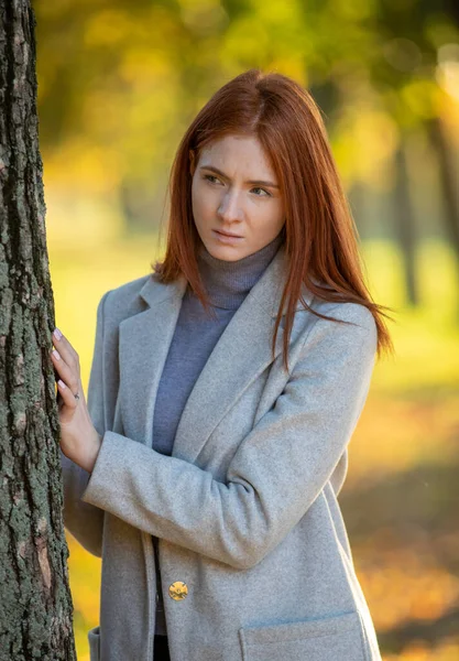 Portré Vörös Hajú Lány Kabátban Áll Mögött Parkban Ősszel Sárga — Stock Fotó