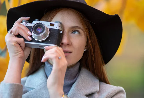 Sonbaharda Parkta Eski Bir Analog Kamerayla Fotoğraf Çeken Şapkalı Kızıl — Stok fotoğraf