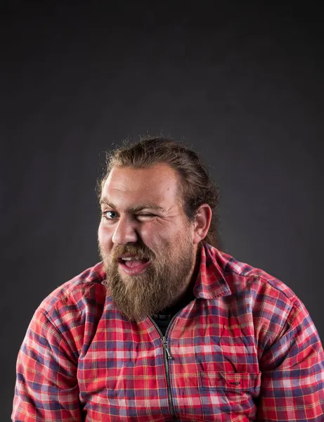 Divertente Ragazzo Con Capelli Lunghi Barba Indossa Camicia Quadri Ammiccando — Foto Stock