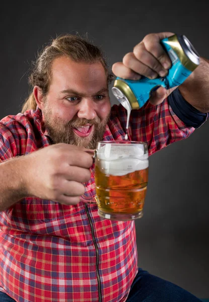 Joven Hombre Divertido Verter Cerveza Lata Taza Contra Fondo Negro — Foto de Stock