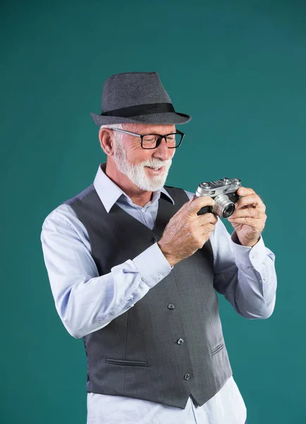 Senior Man Med Vitt Skägg Vintage Kläder Och Hatt Håller — Stockfoto