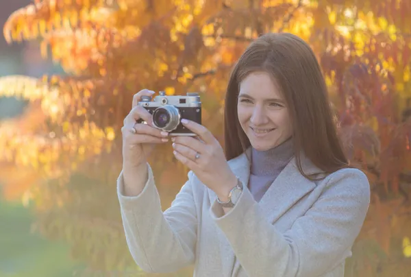 Portrét Zrzavé Dívky Fotografující Starou Analogovou Kamerou Parku Podzim — Stock fotografie