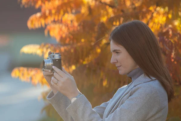 Portré Vörös Hajú Lány Fotózás Régi Analóg Fényképezőgép Parkban Ősszel — Stock Fotó