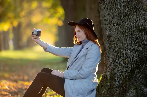 Ritratto Ragazza Rossa Che Scatta Fotografie Con Vecchia Macchina Fotografica — Foto Stock